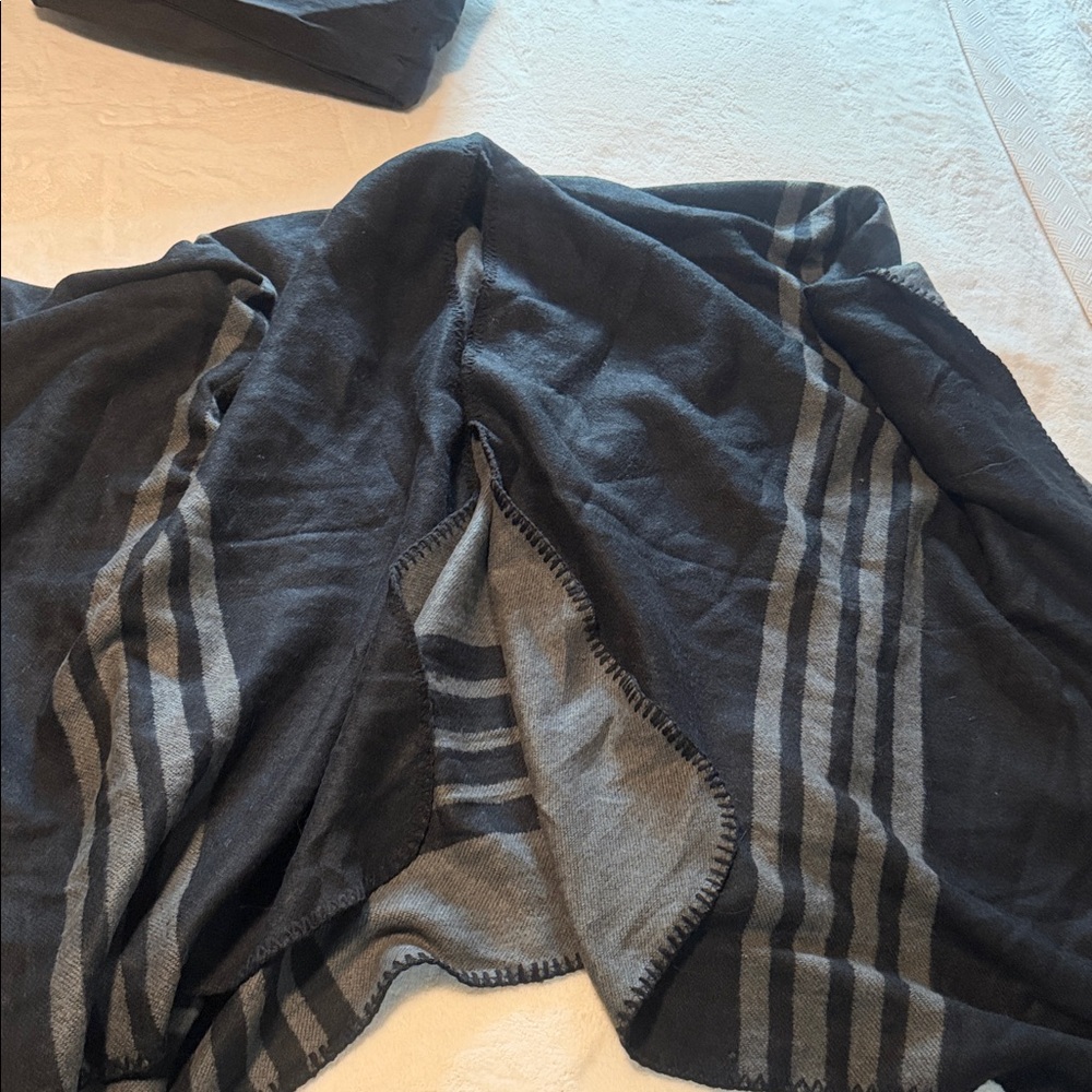 BB Dakota Black and Gray Cape